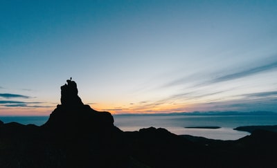 白天山和水体的轮廓